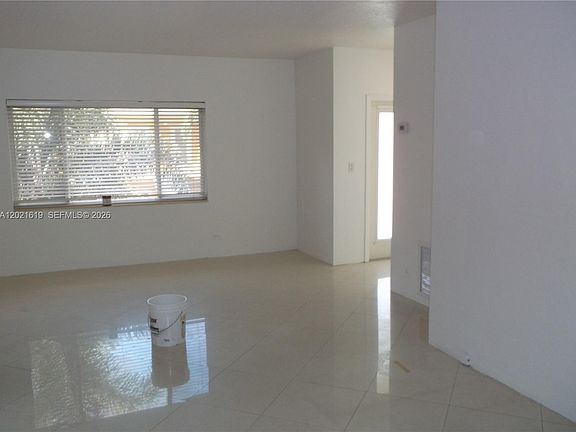 3rd image of 727 NE 16th Ave #727D