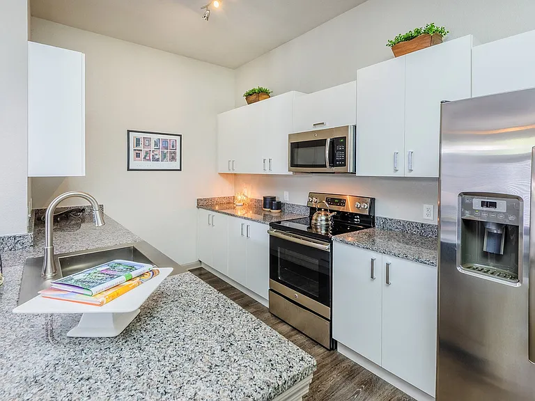 Centre Pointe Apartments — Photo 18