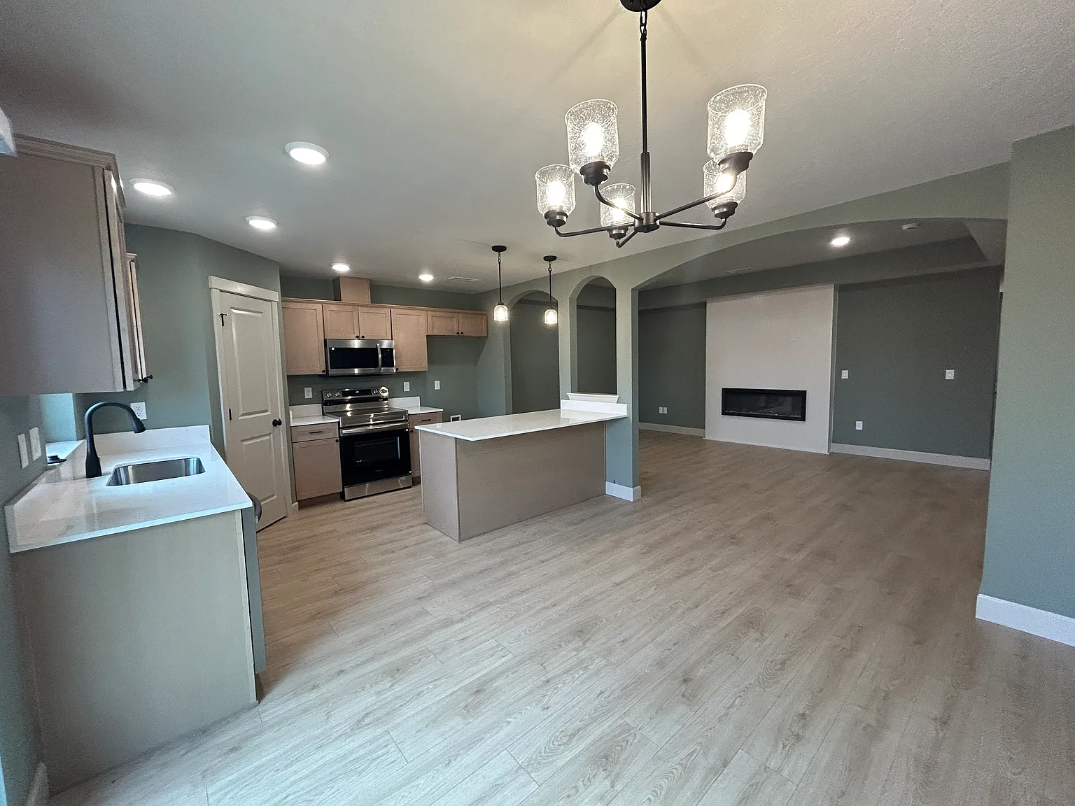 3 bed, 1223 sqft, $2,100 — Photo 3
