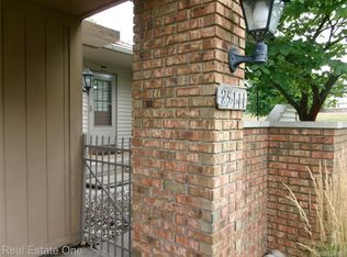25111 Hamilton Ct UNIT 6, South Lyon, MI 48178