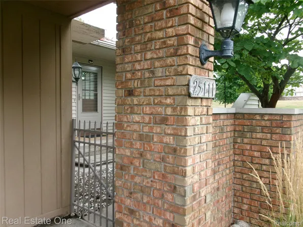 25111 Hamilton Ct Unit 6, South Lyon, MI 48178