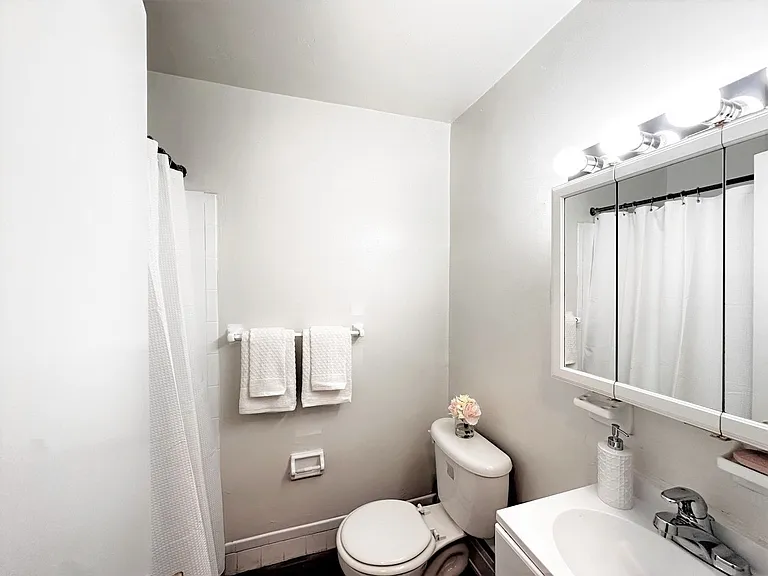 Karen Court Apartments — Photo 9