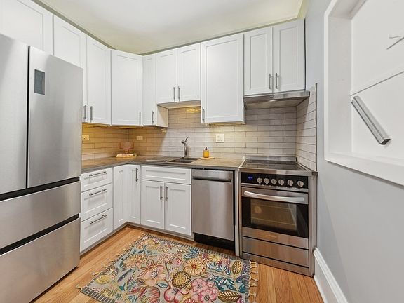 5th image of 434 W Aldine Ave APT 2E