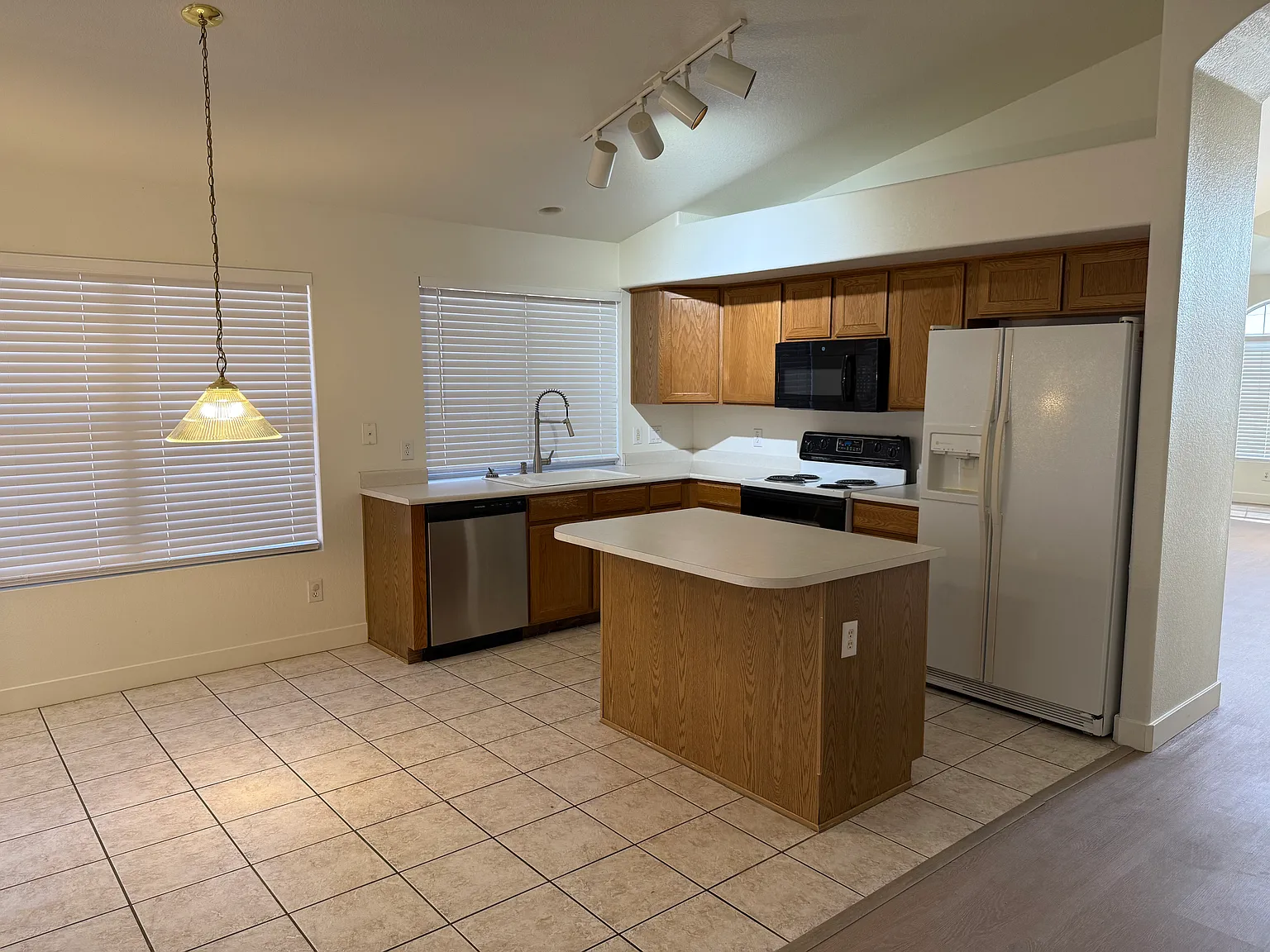 3 bed, 1667 sqft, $2,295 — Photo 3