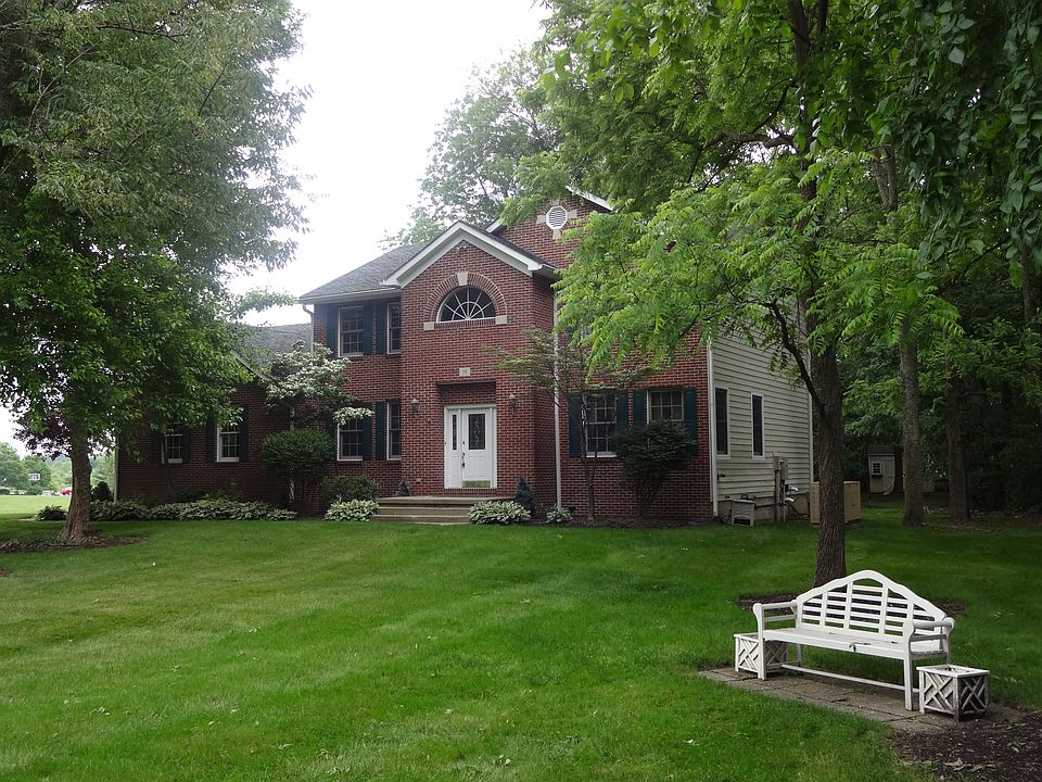 2nd image of 36 Bending Oak Dr