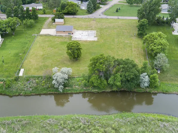 8900 Willow Rd N, Mandan, ND 58554