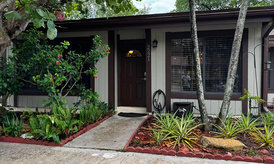 2221 Buttonwood Ave