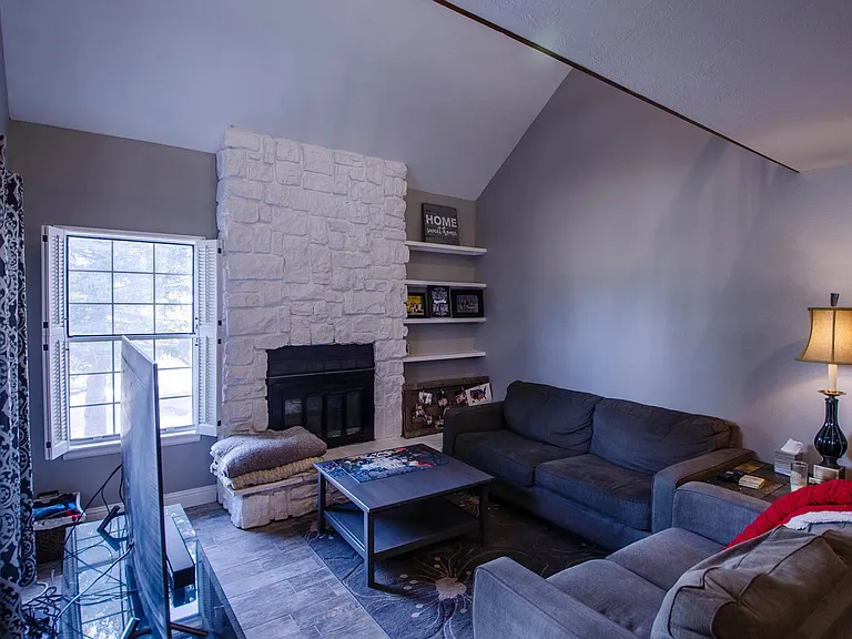 272 Cobblestone Dr — Photo 2