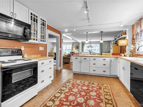 3rd image of 12932 Howlett Rd