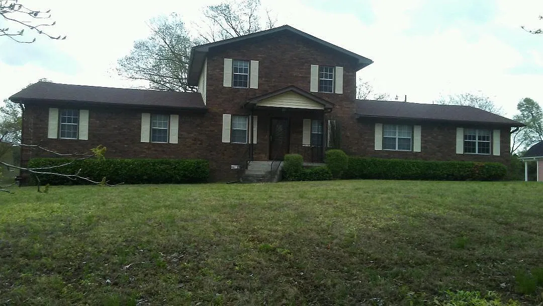 4 bed, 2.5 bath, 2500 sqft, $1,700 — Photo 1