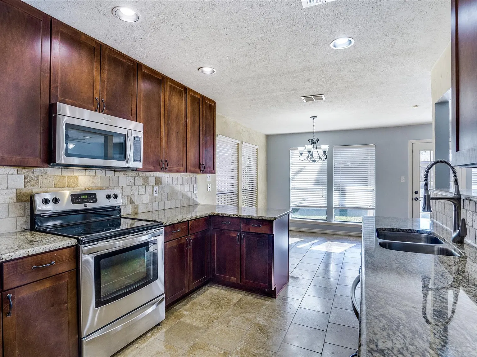3 bed, 2200 sqft, $2,655 — Photo 3