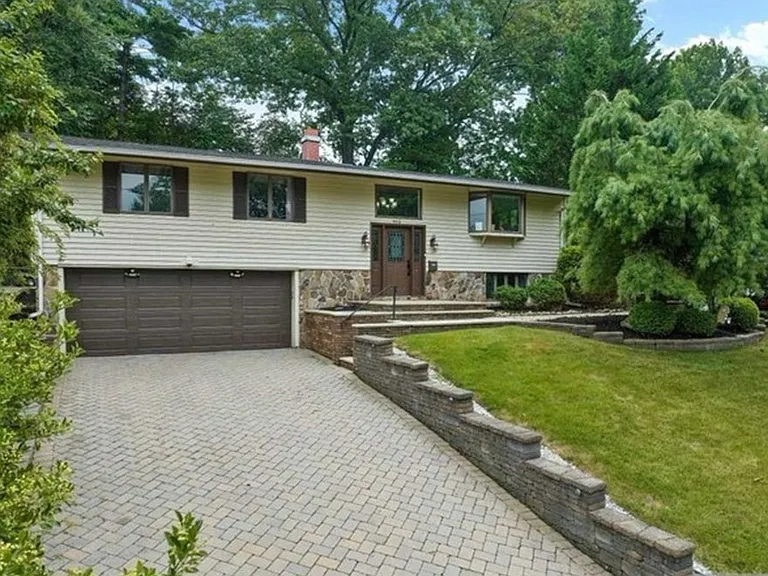 442 Wildwood Rd — Photo 2