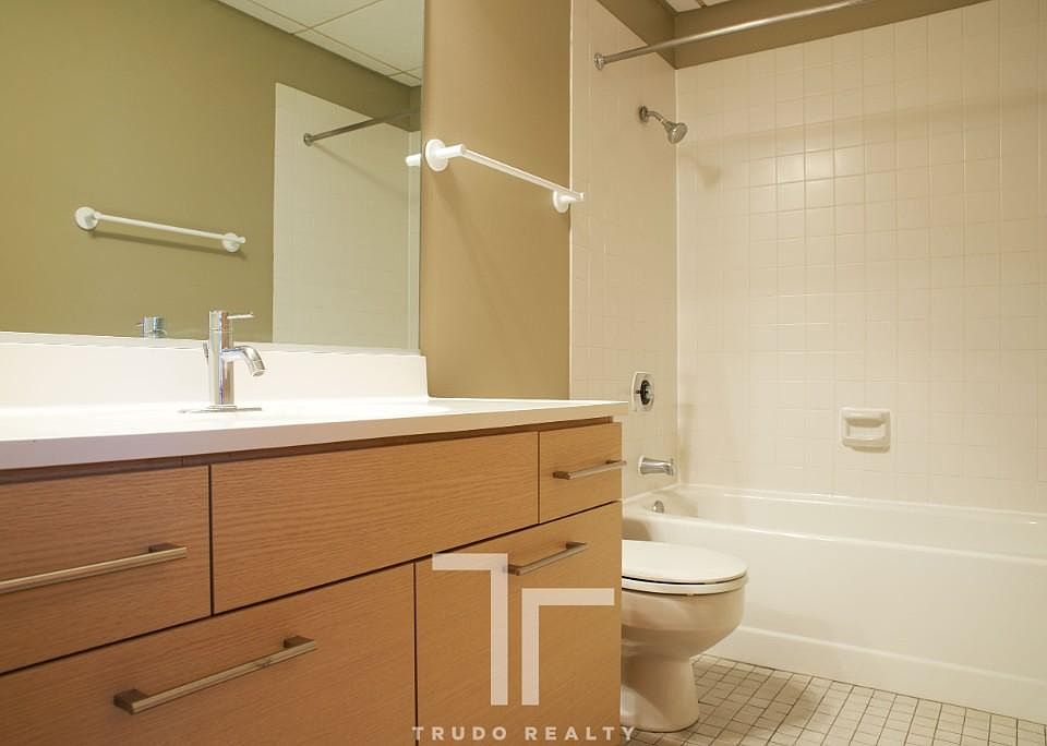 2nd image of 925 W Huron St APT 220