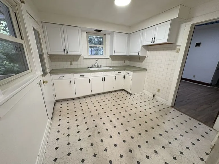 586 Madison Ave — Photo 5