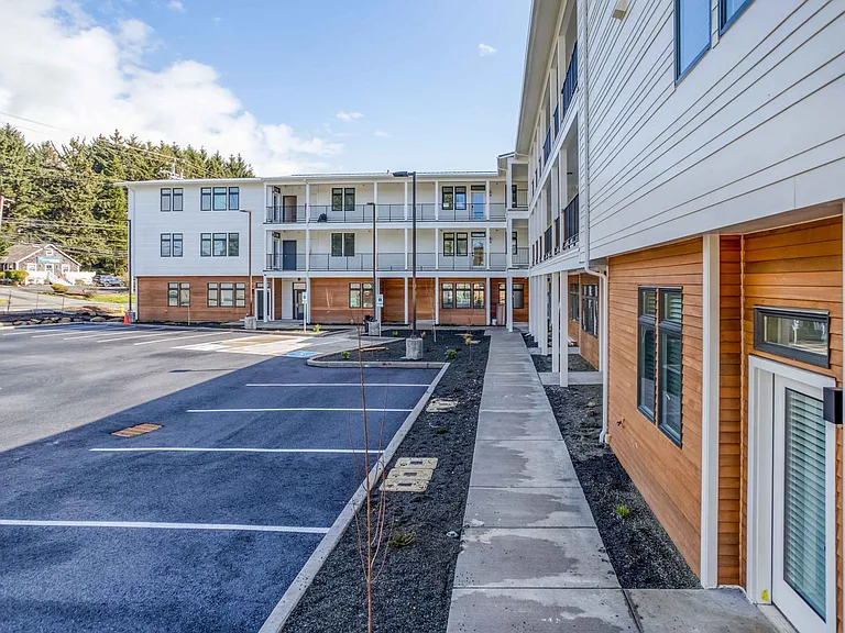 Luxury Apartment in Lincoln City! — Photo 13