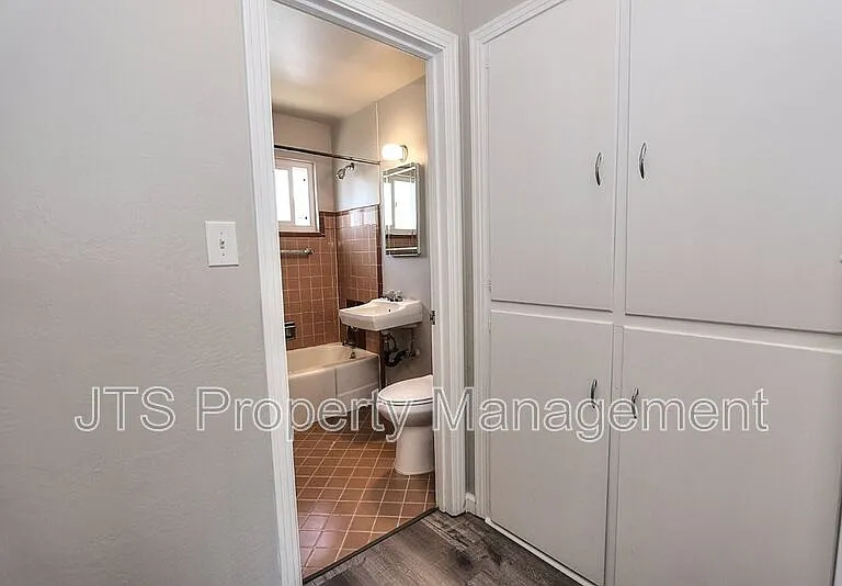 4439 V St #5 — Photo 37