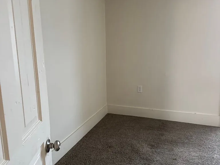 1559 W King St — Photo 11