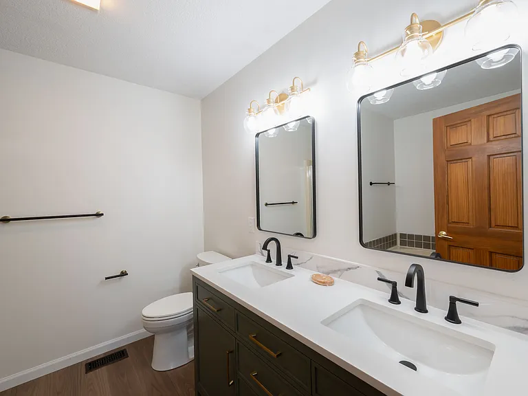 En-suite 5 piece bath with double sinks, shower and soaking tub