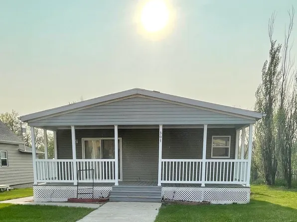 307 3rd St NE, Belfield, ND 58622