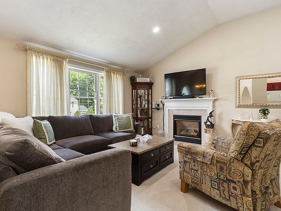 4th image of 82 Vincent Cir