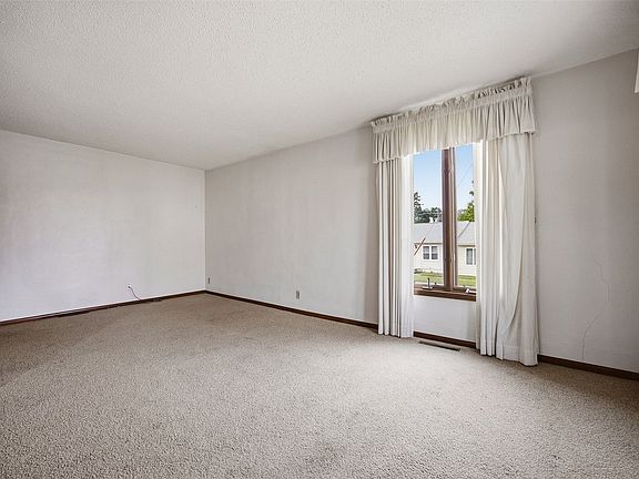 3rd image of 209 W Johnson St