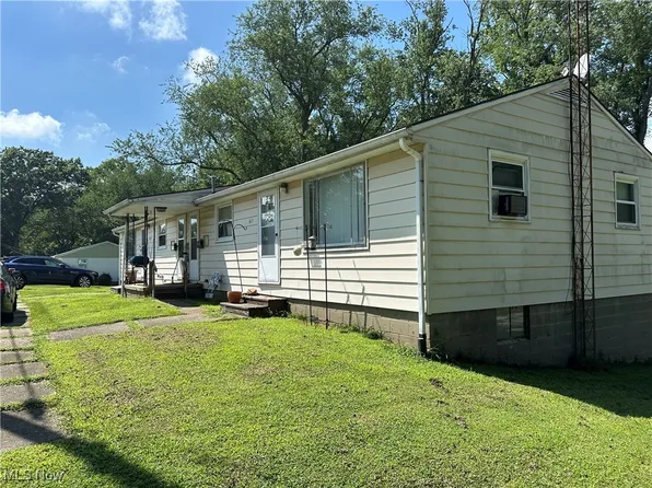 607 Harrison St, Louisville, OH 44641