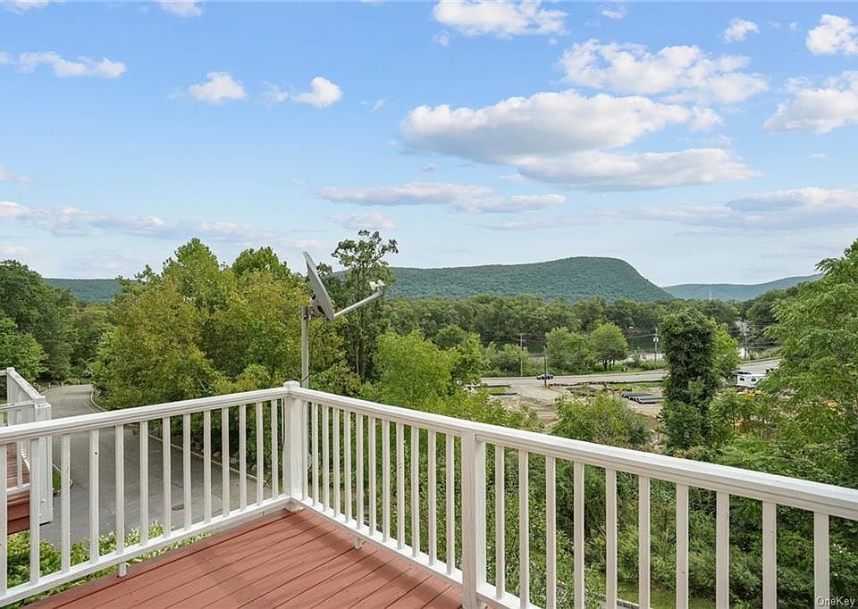 1st image of 3 Lakeview Dr