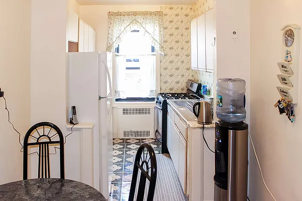 Sold by Thomas Lipovetsky, LREB | media 13