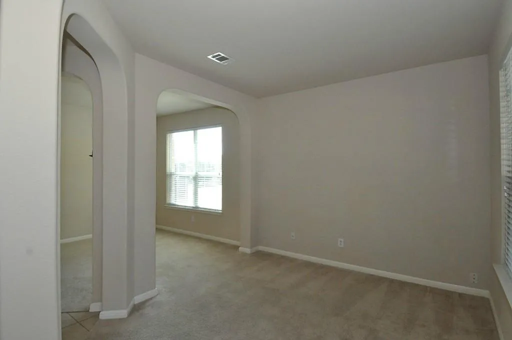 4 bed, 2721 sqft, $1,985 — Photo 4
