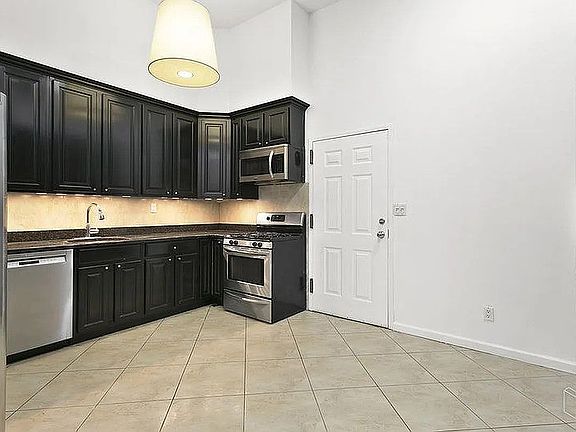 4th image of 182 Norfolk St