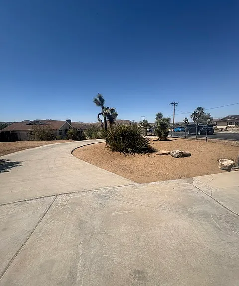 Circular driveway with fenced-in gate all around!
