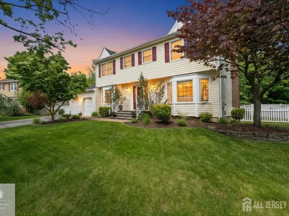 23 Rochelle Dr, Kendall Park, NJ 08824