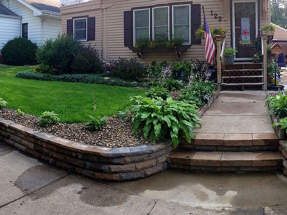 Retainer wall along sidewalk