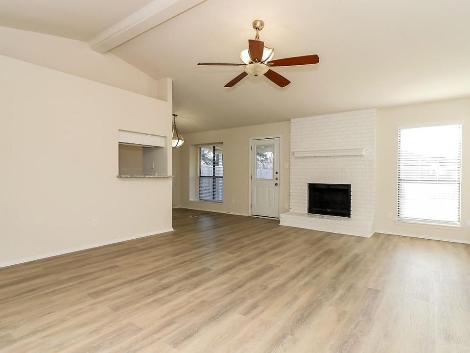 2nd image of 641 Riddle Rd #1