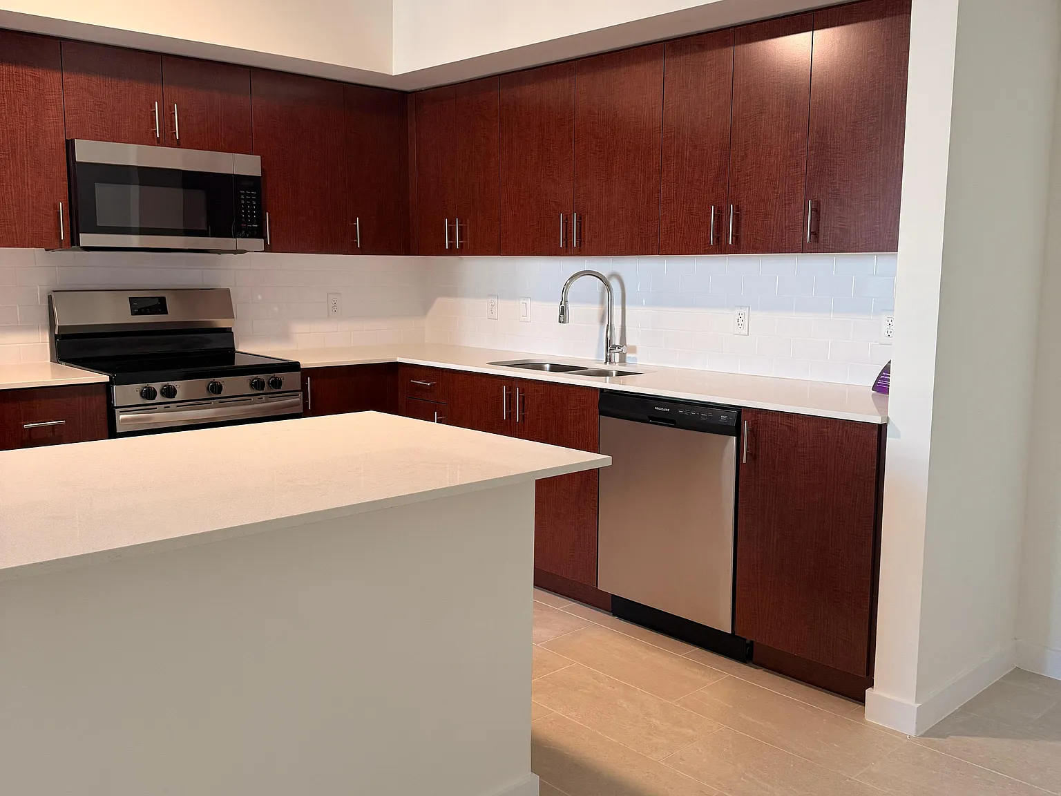 3 bed, 1200 sqft, $2,600 — Photo 4