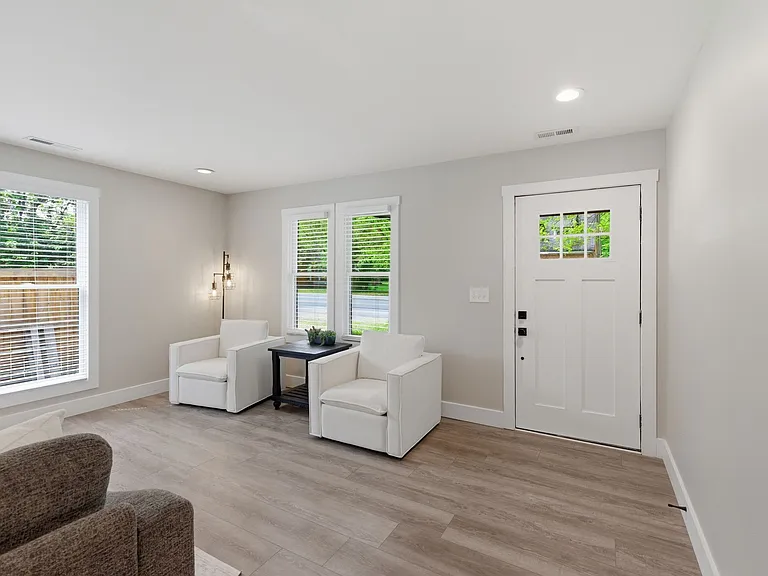 1253 W Main St — Photo 4