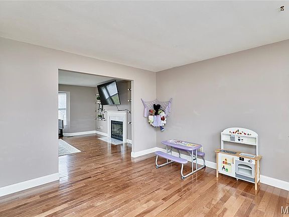 2nd image of 956 Searle Ct