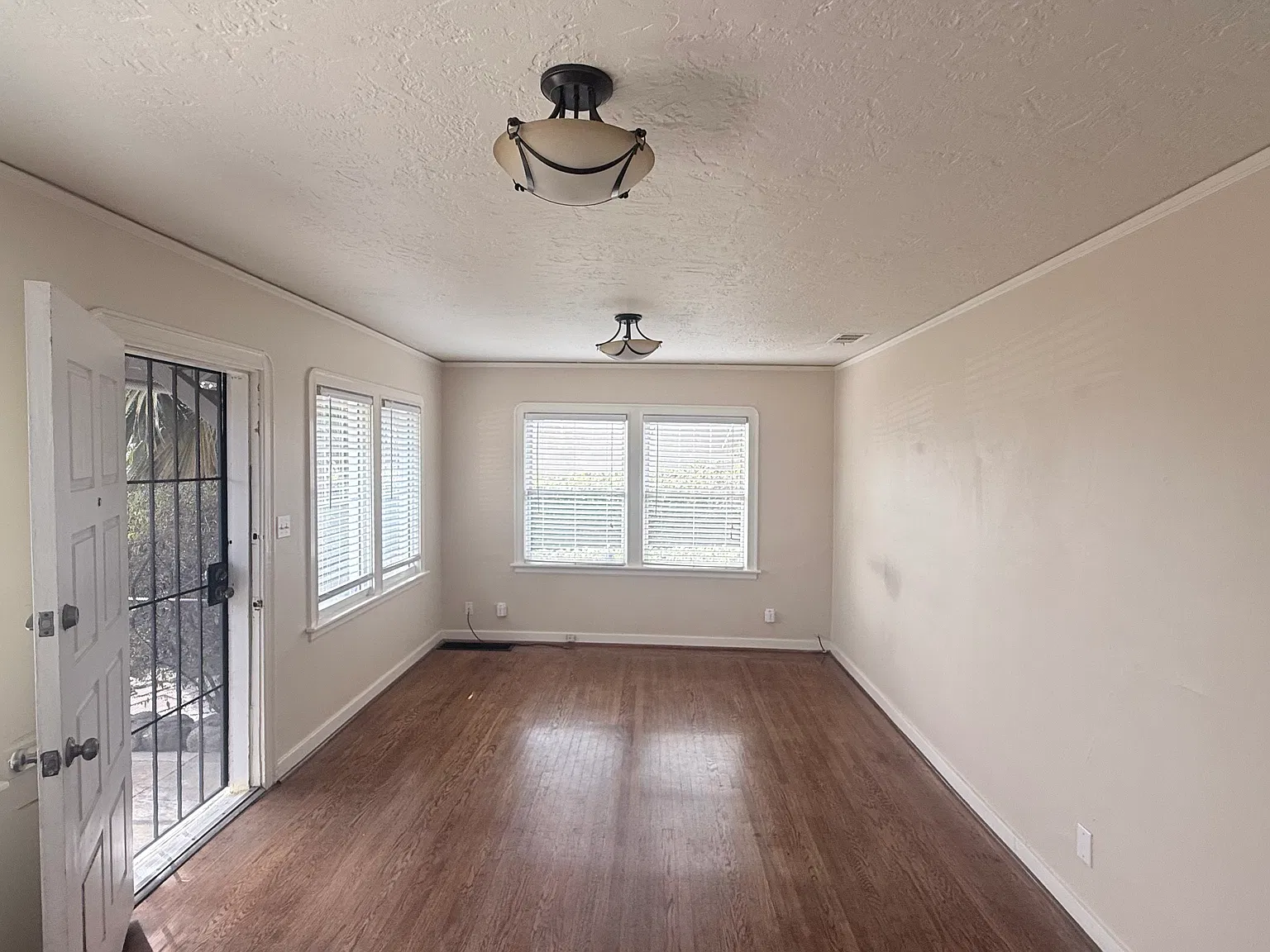 2 bed, 872 sqft, $2,300 — Photo 4