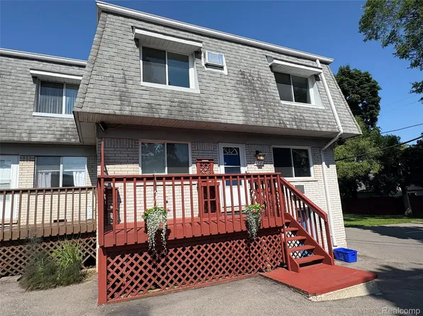 152 Ladd Rd #1, Walled Lake, MI 48390