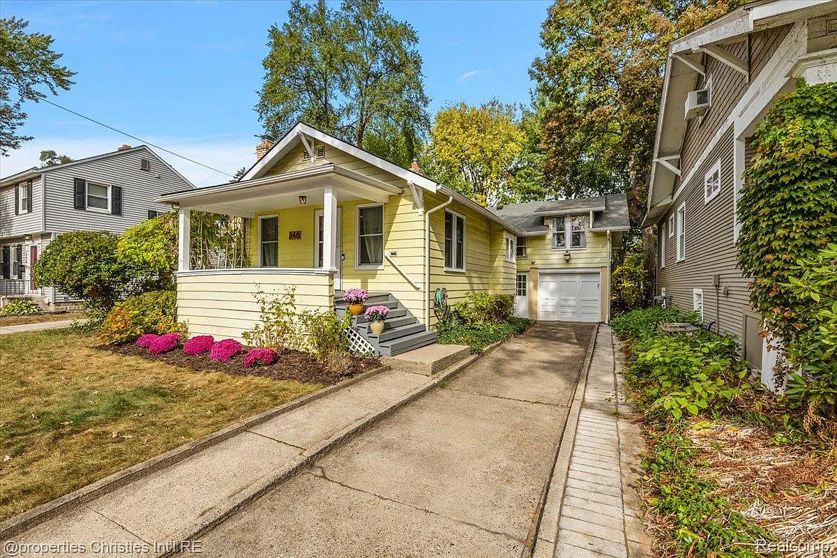 546 Leroy St photo 1