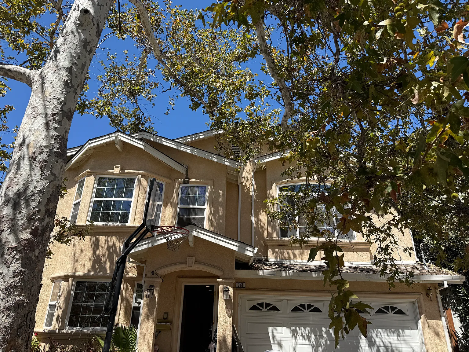 6 bed, 3280 sqft, $6,399 — Photo 2