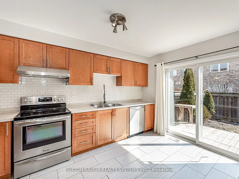 1152 Riddell Cres — Photo 11