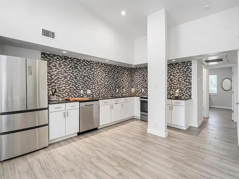 2200 Dickson Dr #218 — Photo 4