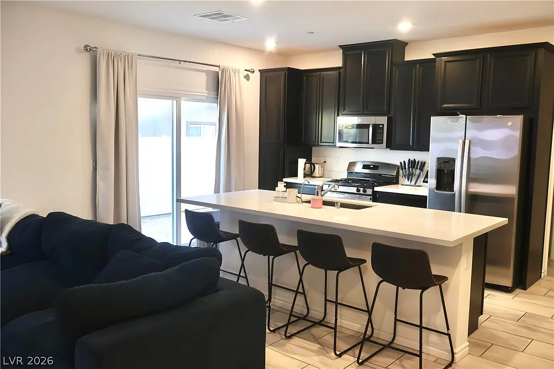 3 bed, 3.0 bath, 1768 sqft, $2,300 — Photo 3