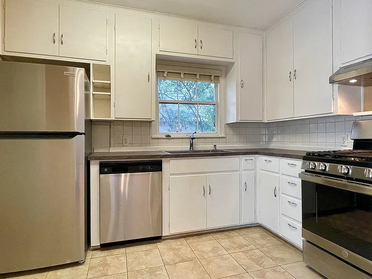 2420 Hartford Rd — Photo 7