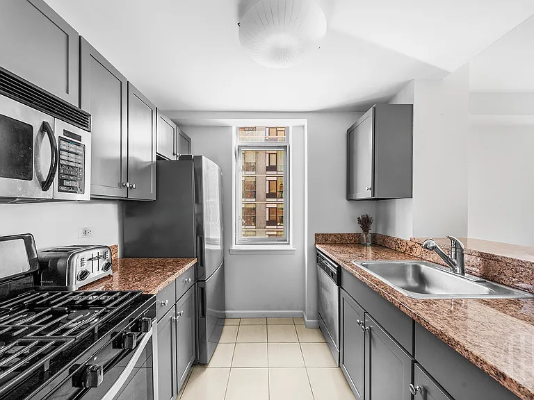 520 W 23rd St #6G — Photo 4