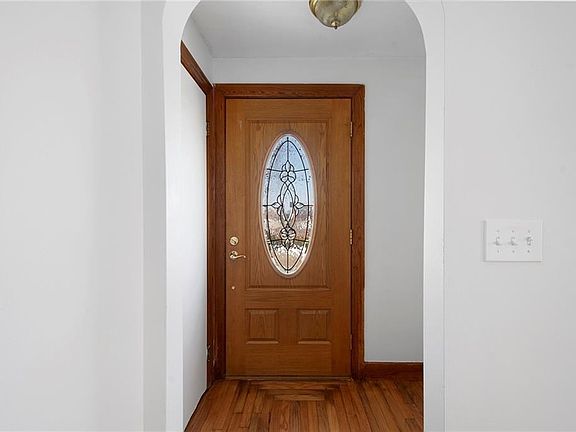 4th image of 180 Grassmere Ave