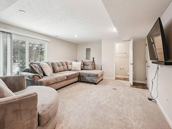 3rd image of 6799 Henley Dr