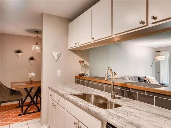 2800 Hamline Ave N APT 211, Roseville, MN 55113