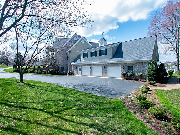 4th image of 305 Island View Dr
